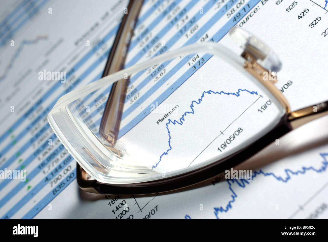 Gläser und gedruckten Finanzbericht mit Daten, Diagramme. Stockfoto