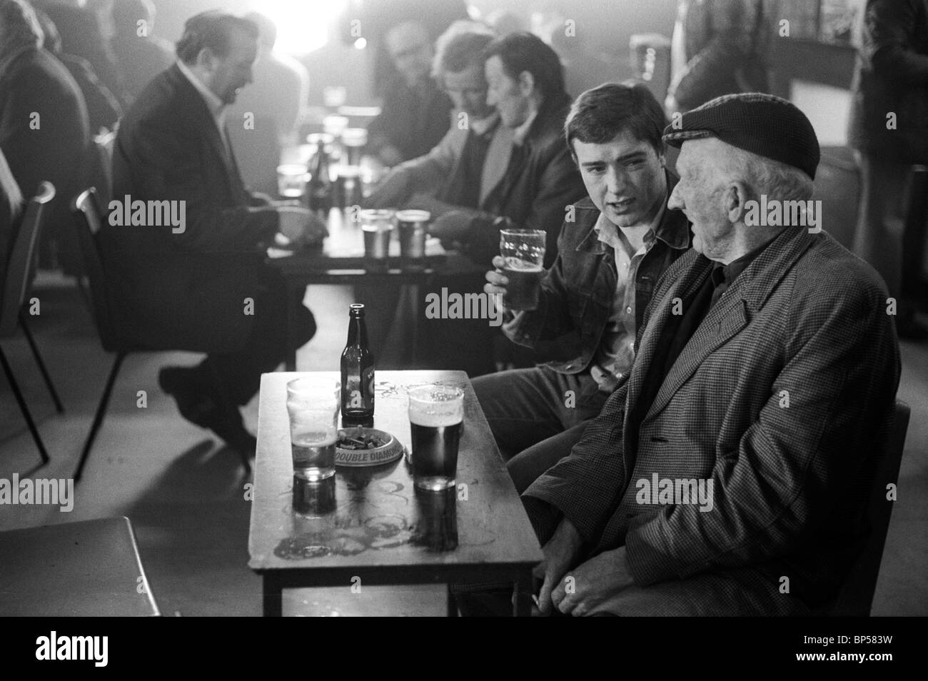 Männer bei einem Drink zum Mittagessen in einem Glasgow Pub Scotland 1979. Alterskontrast, alter Mann und junger Freund plaudern bei einem Pint Bier. 1970S UK HOMER SYKES Stockfoto