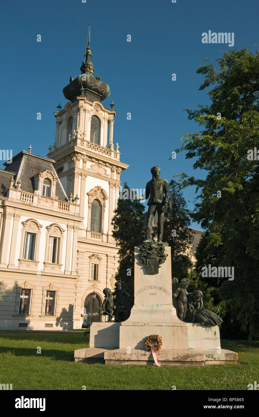 Statue des Grafen György Festetics außerhalb barocken Festetics Schloss, Keszthely, Ungarn Stockfoto