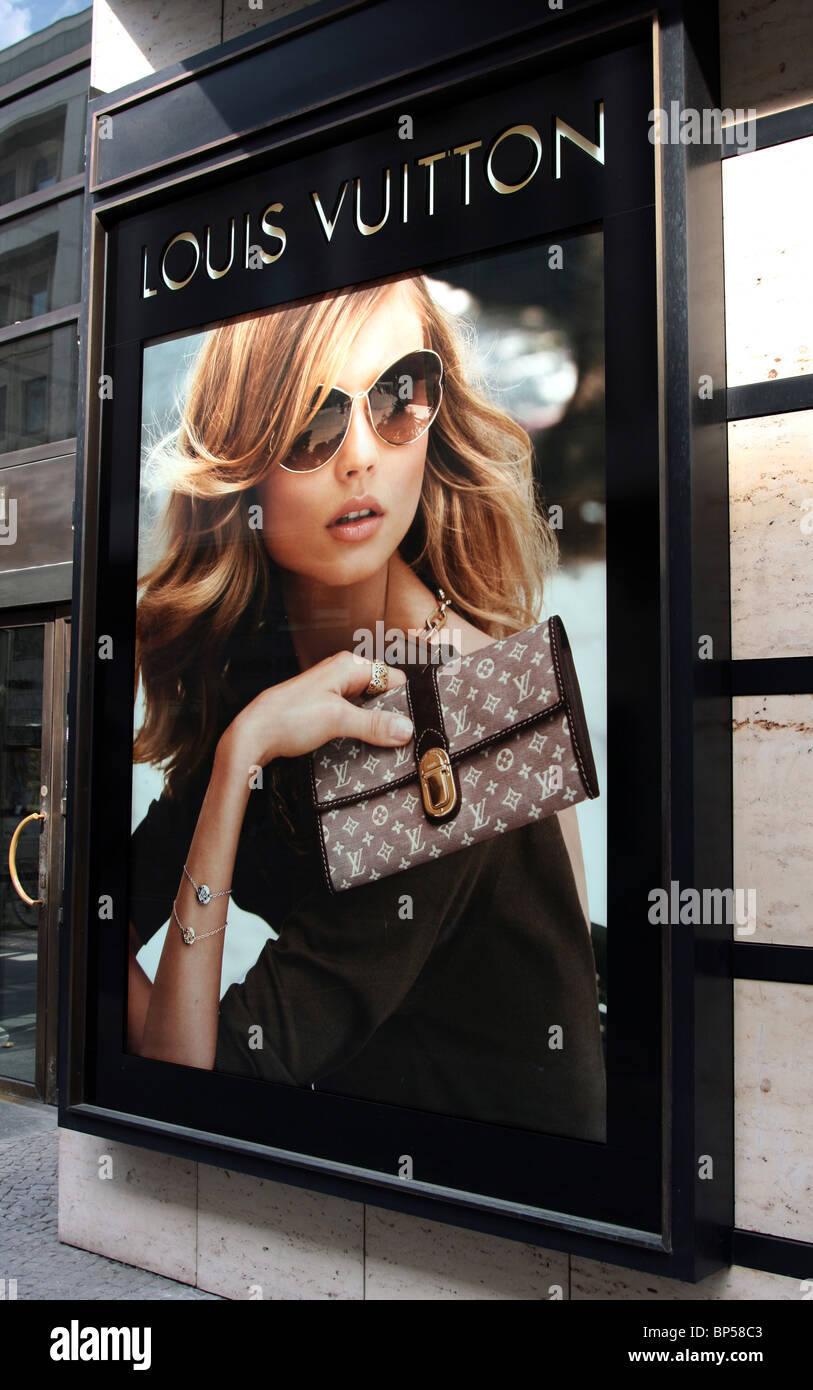 Melden Sie sich außerhalb der Louis Vuitton Shop in Berlin Stockfoto
