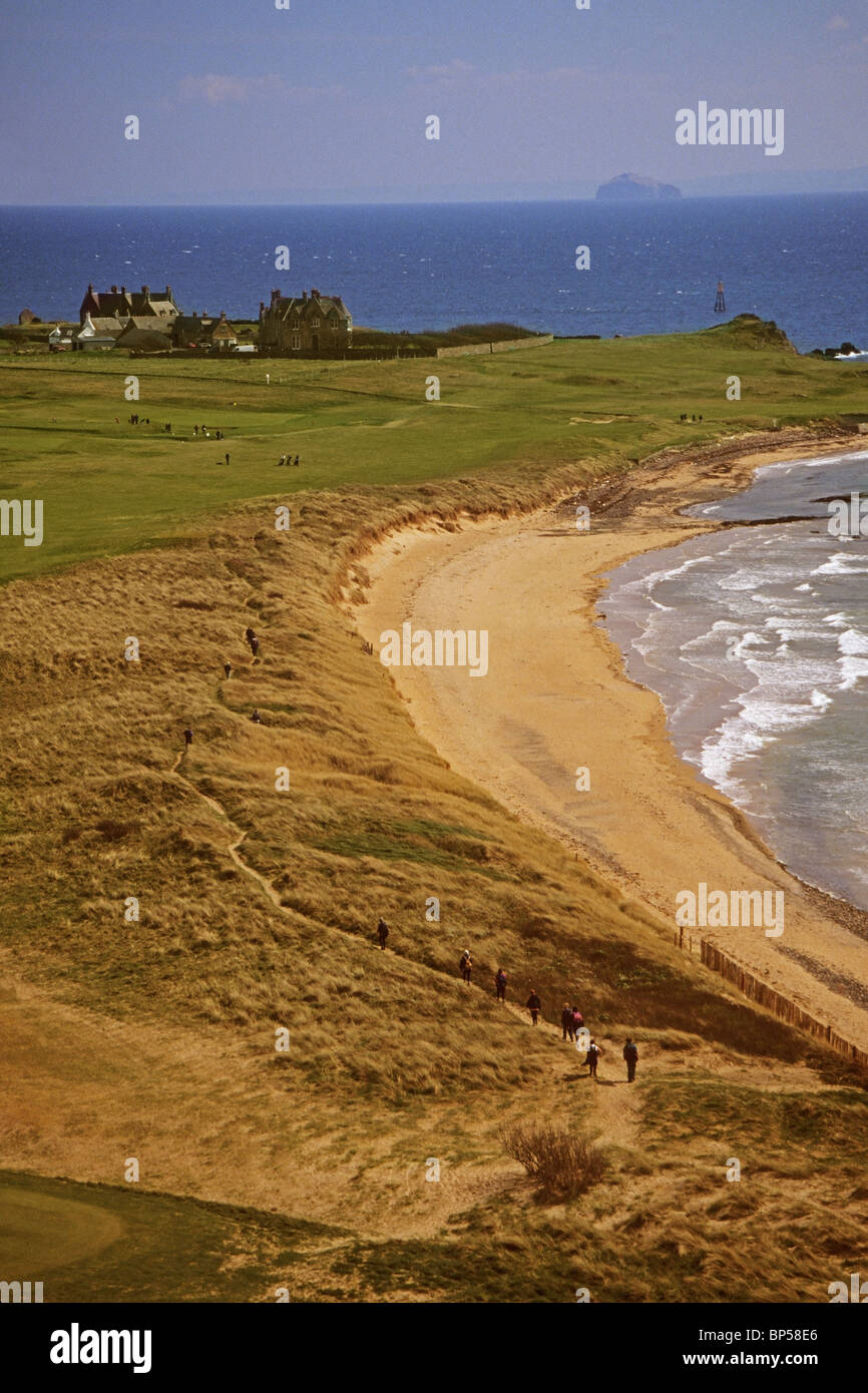 Wanderer auf der Fife Coastal Path in der Nähe von Earlsferry Stockfoto