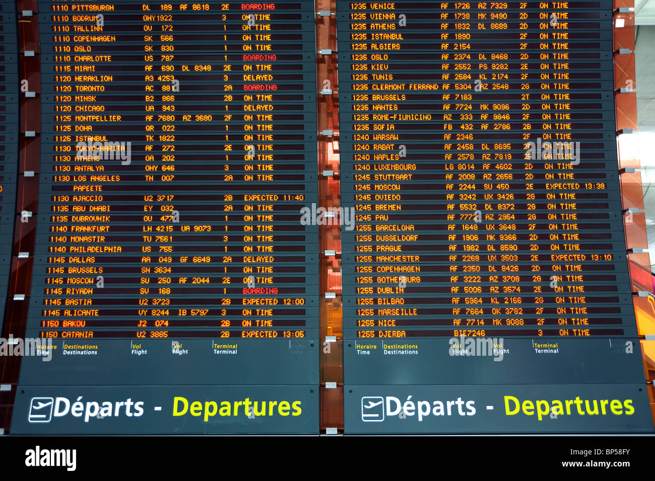 großes Flugzeug Abfahrtstafel am Flughafen paris Stockfoto