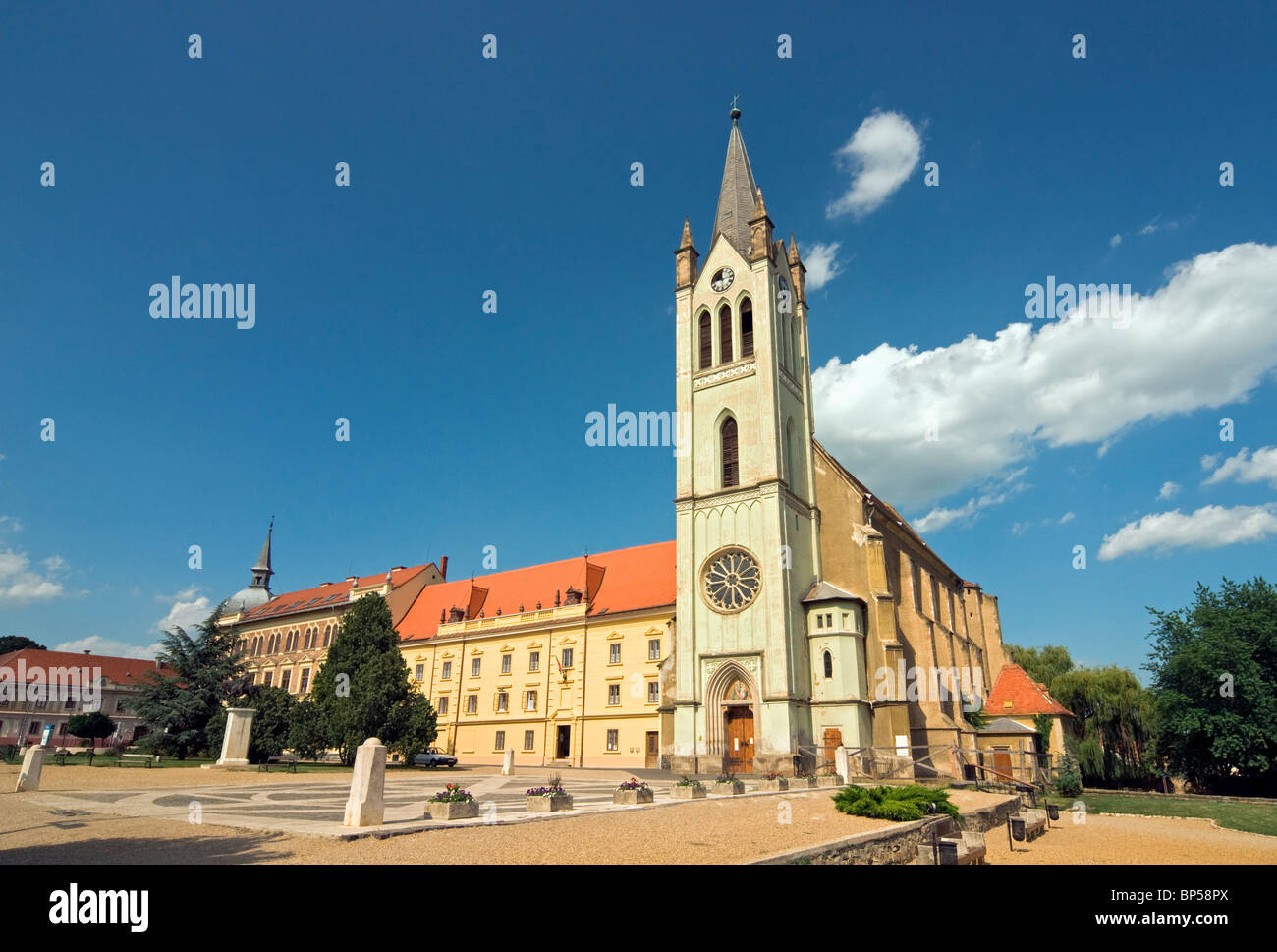 Gotische Pfarrkirche Franziskanerkirche (Magyarok Nagyasszonya Templom) am Fő Tér Platz in Keszthely, Ungarn Stockfoto