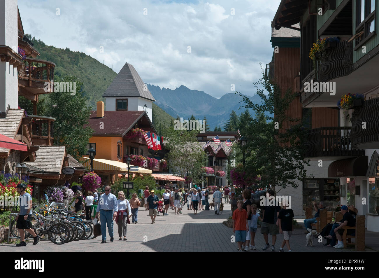 Straße Szene In Vail Colorado auf der Suche nach Gore Mountain Range Stockfoto