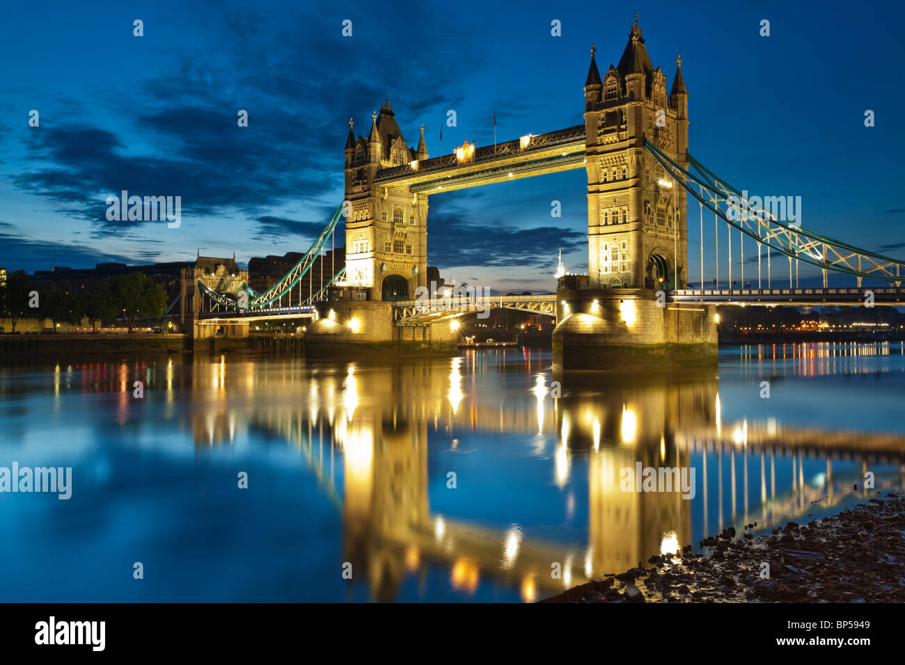 Tower Bridge in der Themse spiegelt sich im Morgengrauen, London, Uk Stockfoto