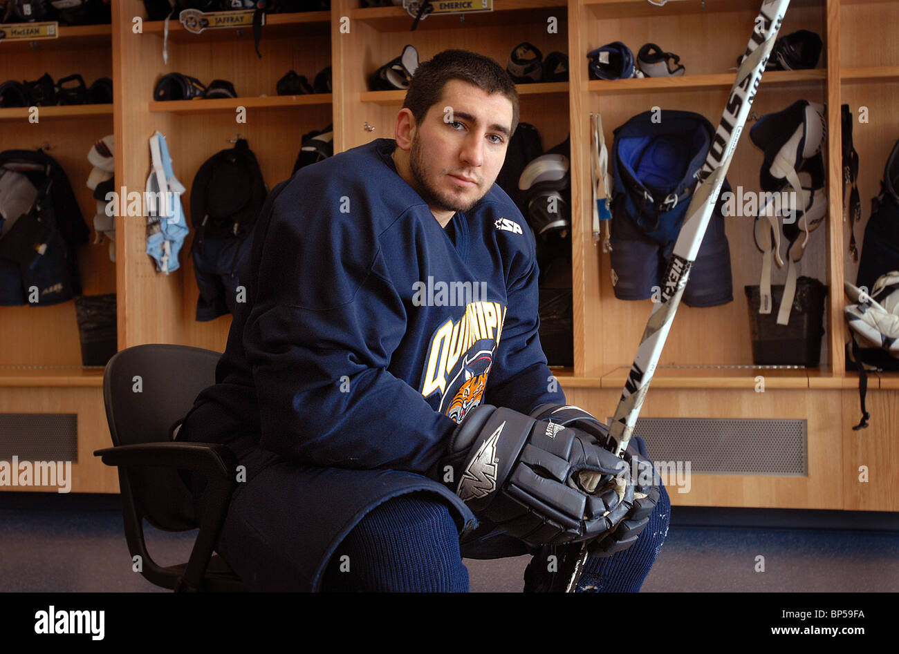 Hamden, CT USA--Quinnipiac Hockey Kapitän Mike Bordieri ist zum Eis zurückgekehrt, nachdem er seine Milz entfernt bereits in dieser Saison. PMC Stockfoto