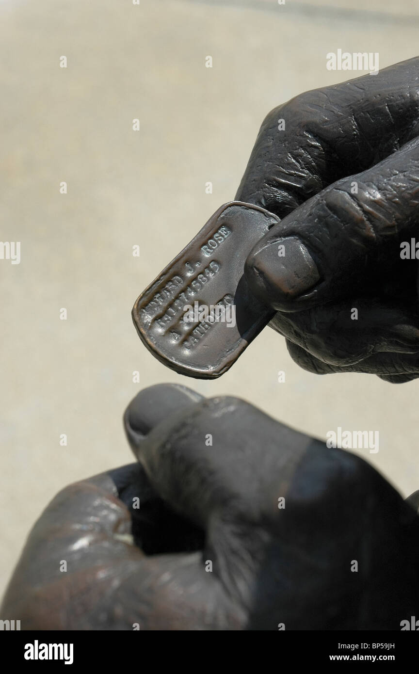 USS Alabama Battleship Memorial Park Mobile Alabama Closeup Bronzestatue hält Erkennungsmarken aus Vietnam-Krieg Stockfoto