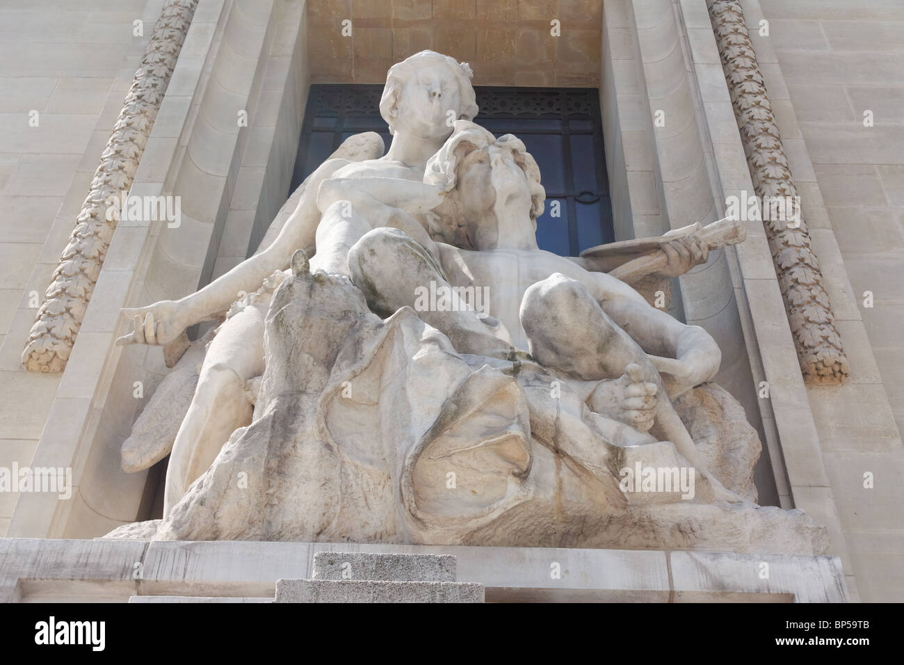 Statuen auf der "Grand Palais", Paris Stockfoto
