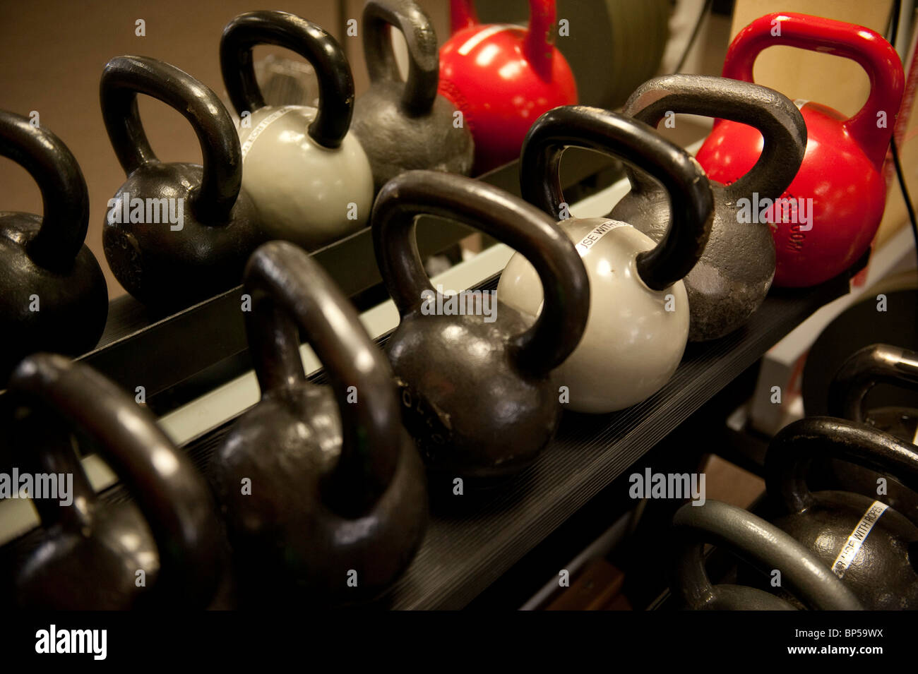 Kettlebell Gewichte auf einem Gestell in ein Fitness-Studio Stockfoto