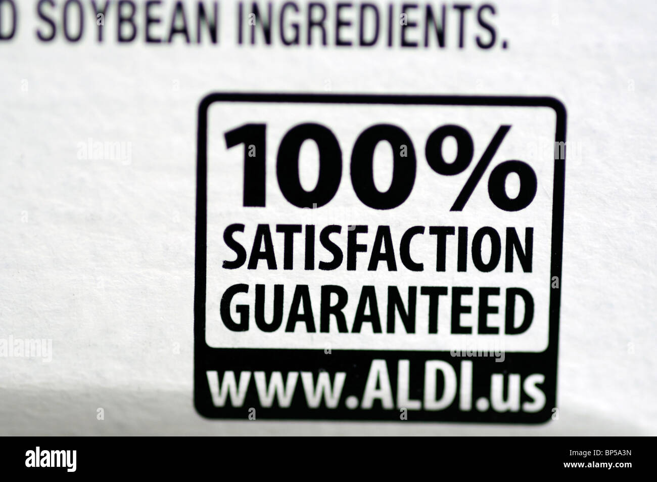 100 % Zufriedenheit garantiert "geschrieben auf verpackte Lebensmittel von Aldi Shop Stockfoto