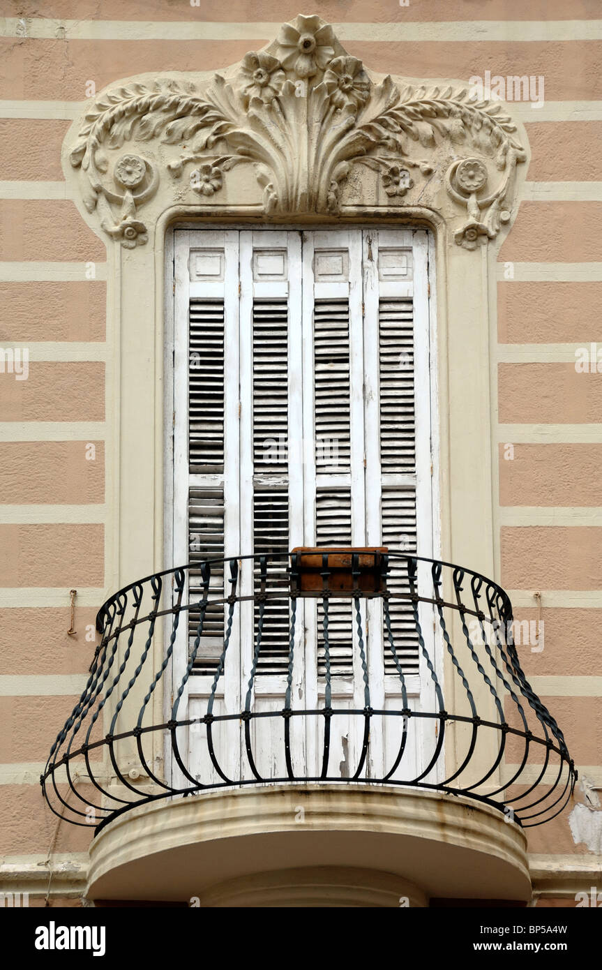 Fenster & Balkon, El Telegrama del Rif Gebäude (1912), Jugendstil oder Modernista Architektur von Enrique Nieto, Melilla, Spanien Stockfoto