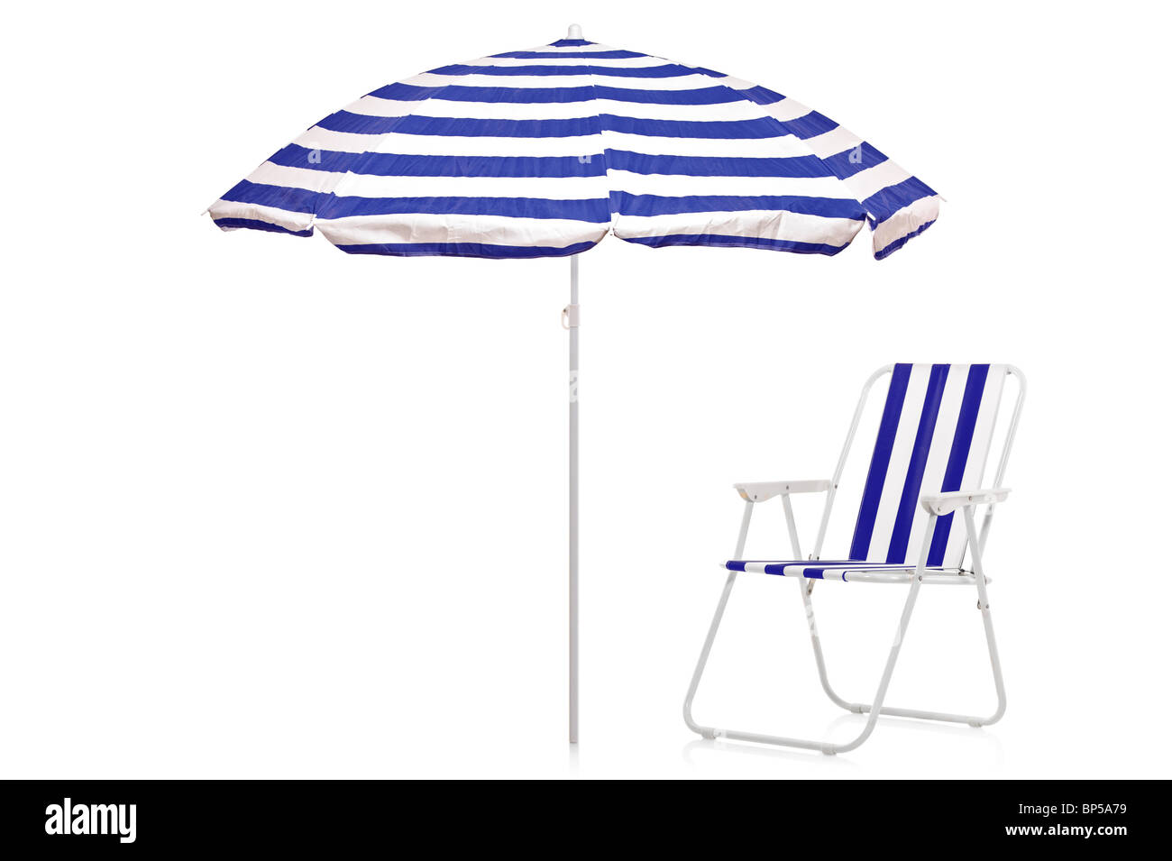 Ein Blick auf einen blau-weiß gestreiften Sonnenschirm und Stuhl  Stockfotografie - Alamy