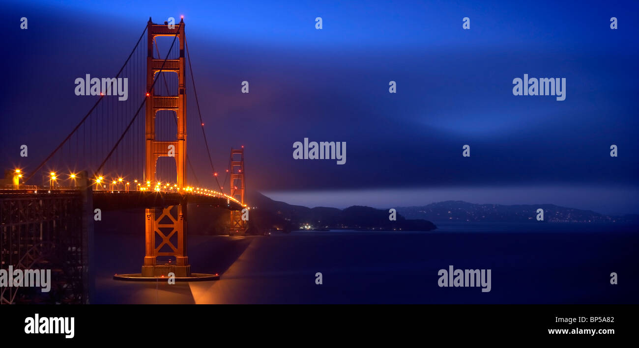 Die Golden Gate Bridge in der Dämmerung mit Marin Headlands im Hintergrund Stockfoto