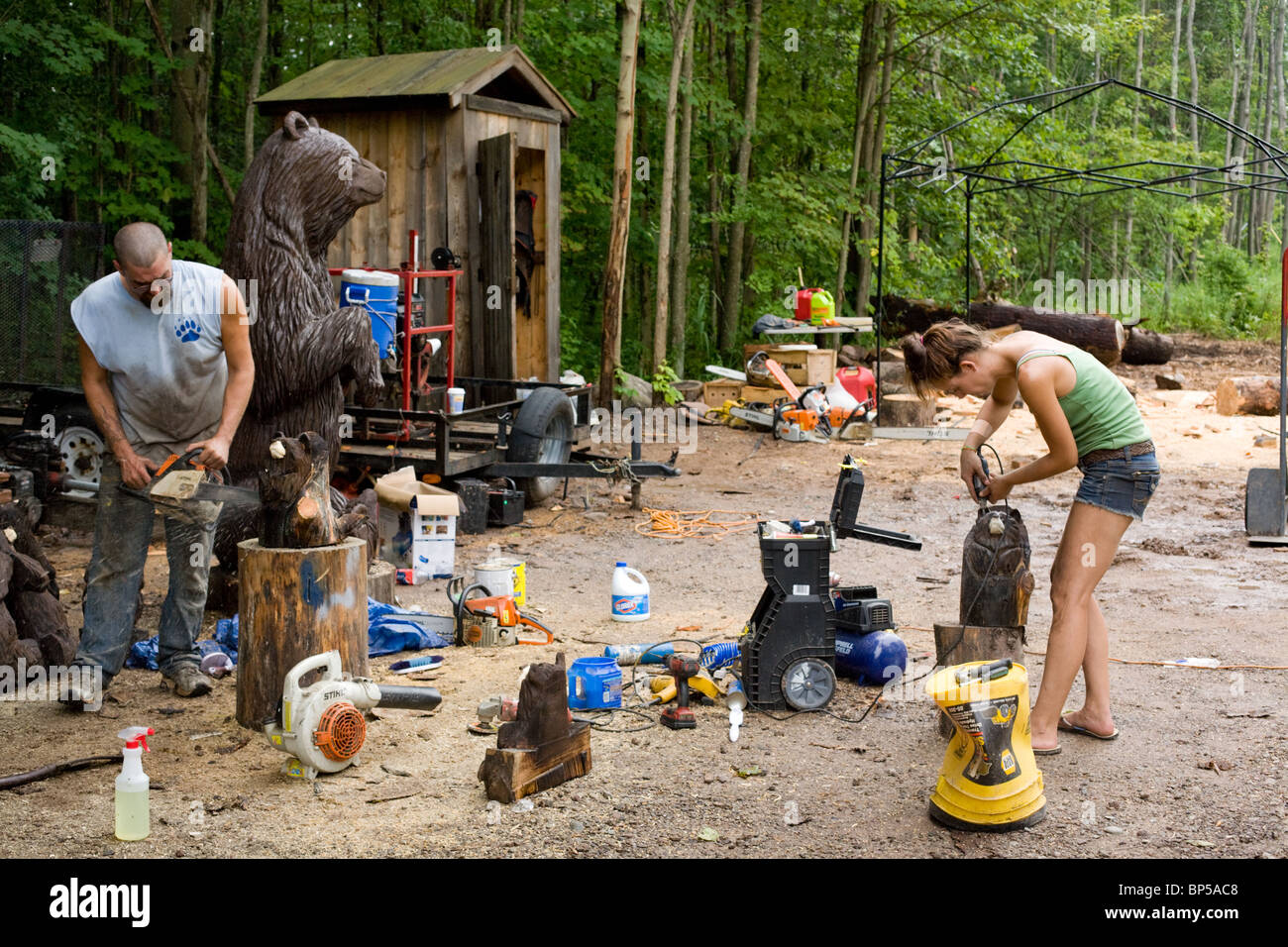Mann und Frau machen geschnitzten Bären von Oneida Lake, New York Zentralstaat zu verkaufen Stockfoto