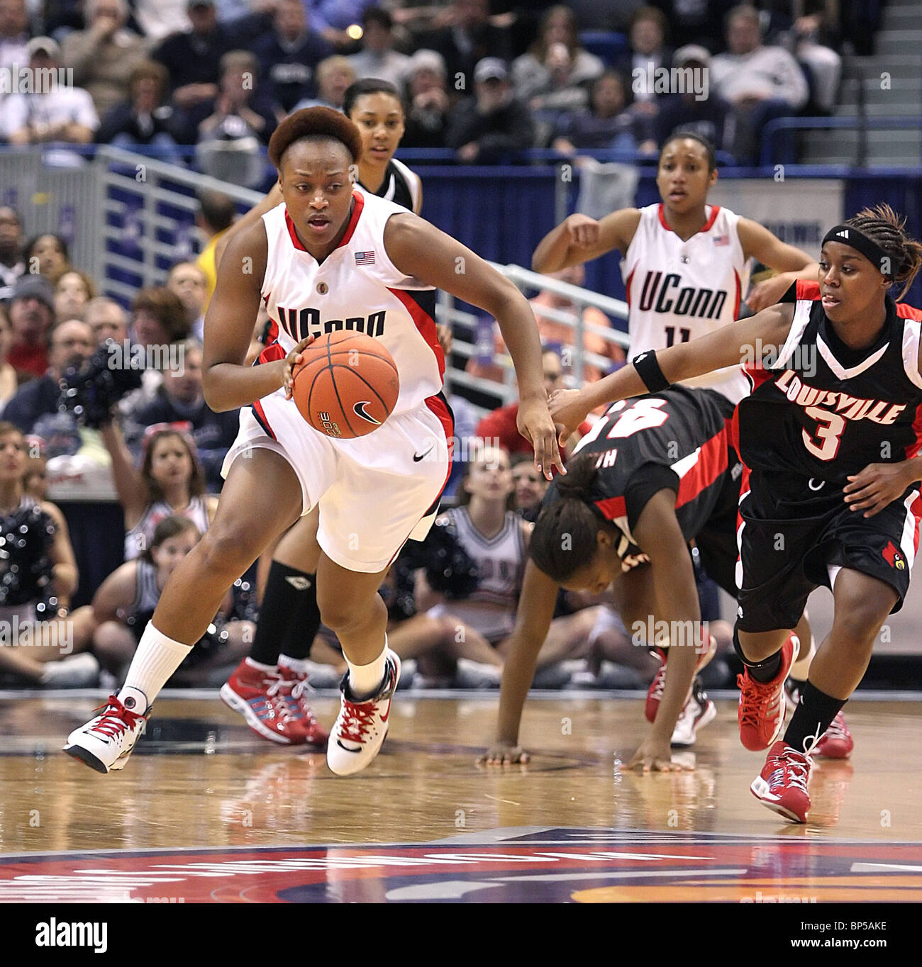 Spielaktion von UCONN Frau Basketball gegen Louisville. Beide sind die Top bewerteten Frauen-Basketball-Teams in den USA. Stockfoto