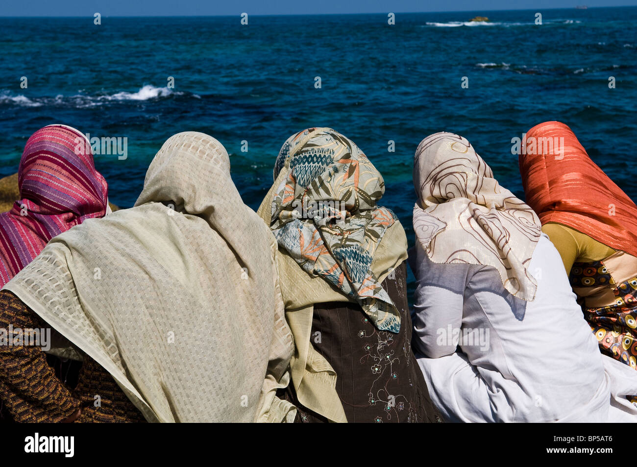 Ägyptische Frauen genießen den Blick auf das Mittelmeer in der Nähe von Fort Qaitbey in Alexandria, Ägypten. Stockfoto