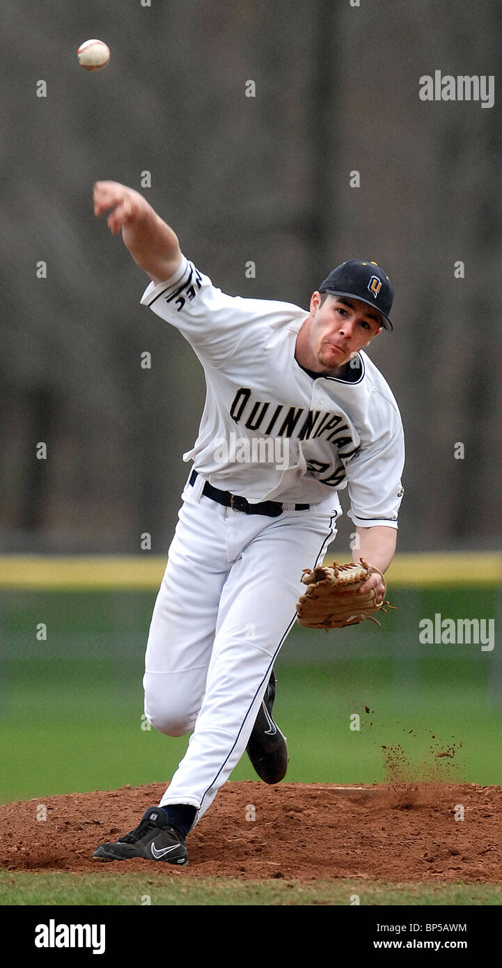 Ein Collge-Baseball-Spieler von Quinnipiac University in Connecticut, USA, Stellplätze während eines Spiels Stockfoto