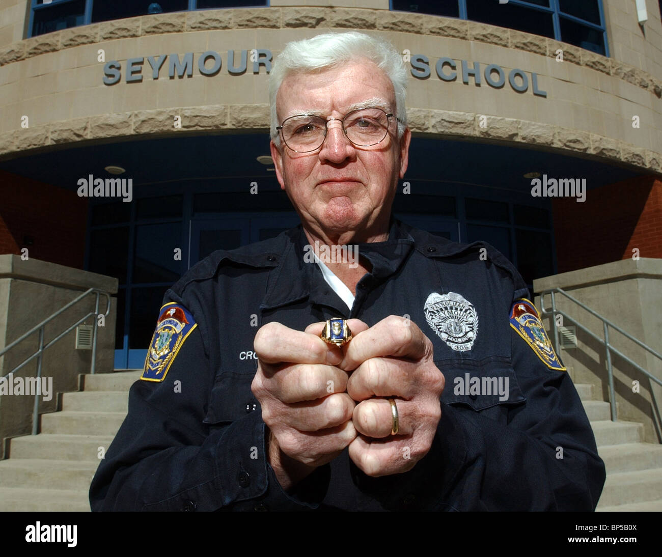 Ein Polizist zeigt eine Klasse Ring er gefunden und kehrte er zu seinen Besitzer etwa 30 Jahre nach der High School in Seymour, CT Stockfoto