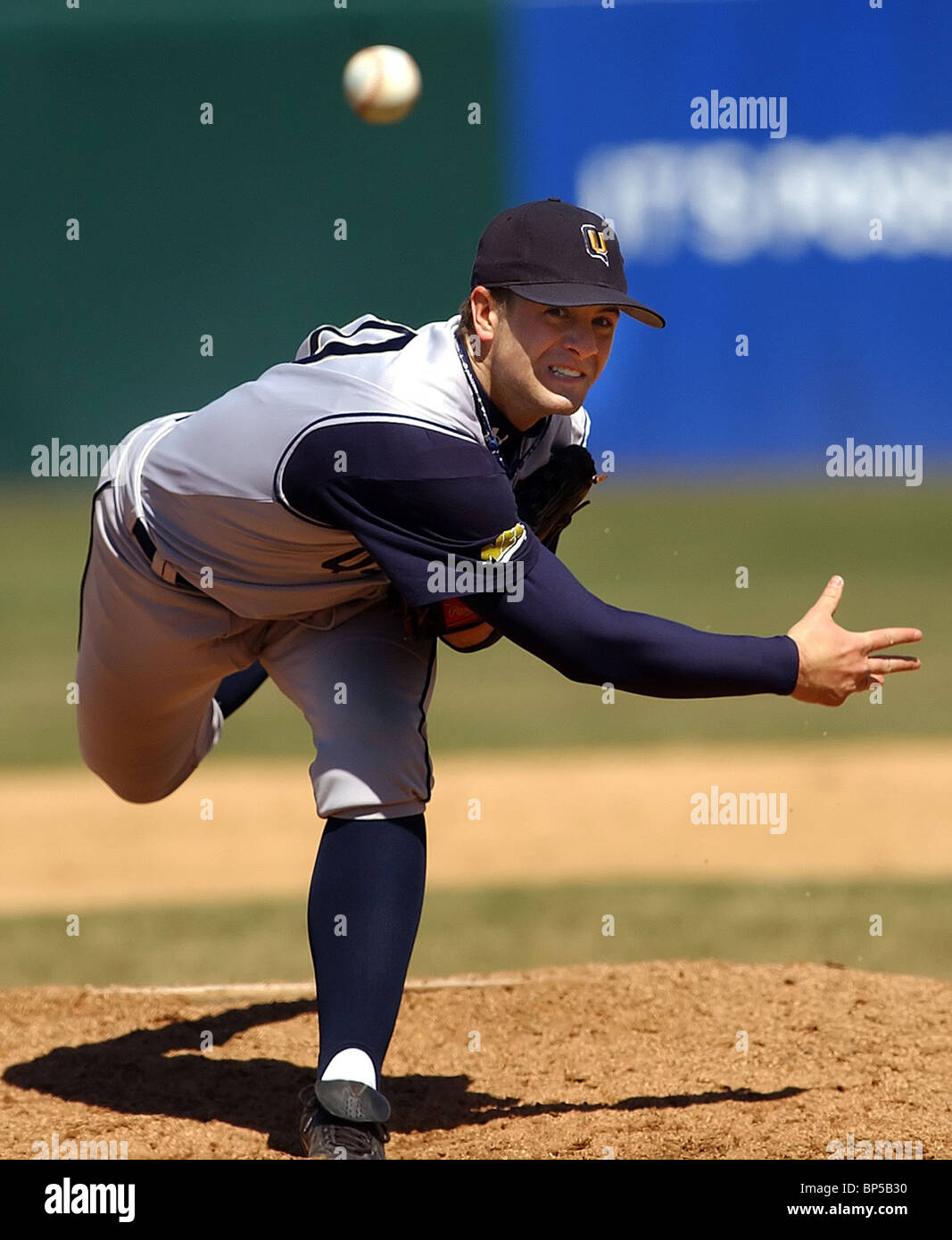Ein College-Baseball-Spieler liefert eine Tonhöhe während des Spiels in New Haven CT USA Stockfoto