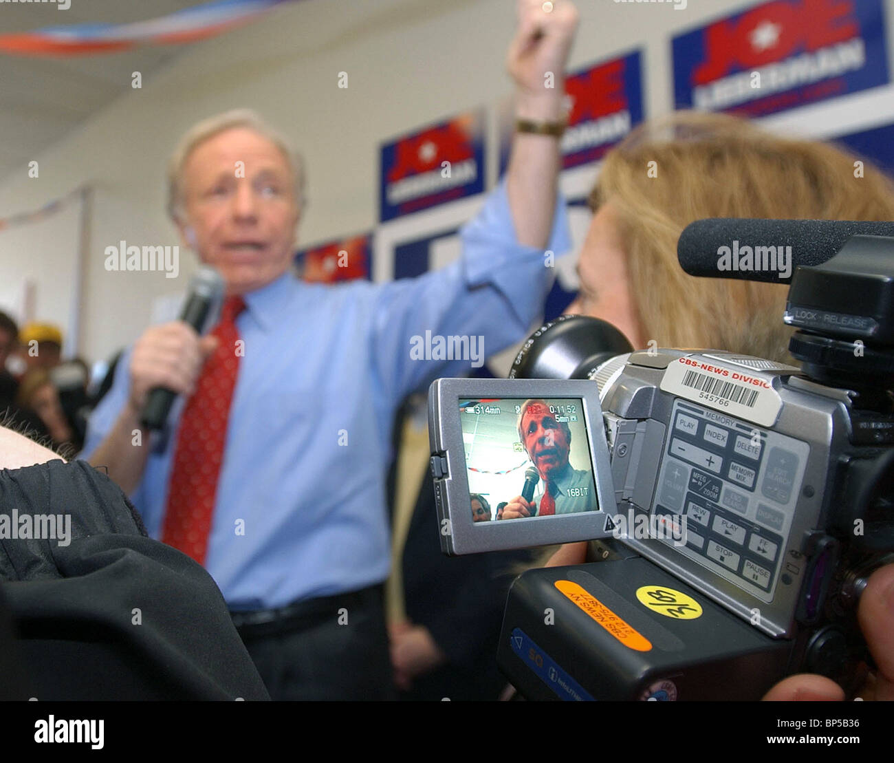 Senator Joe Lieberman aus Connecticut in TV-Monitor gezeigt, wie er für das Präsidentenamt im Jahr 2004 während der Vorwahlen in New Hampshire kandidierte Stockfoto