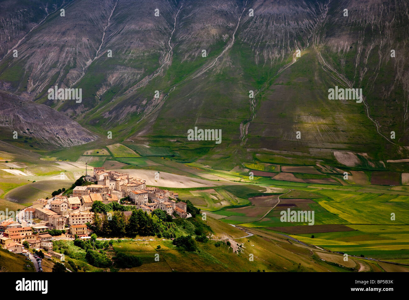 Mittelalterliche Stadt von Castelluccio in den Monti Sibillini Nationalpark, Umbrien Italien Stockfoto