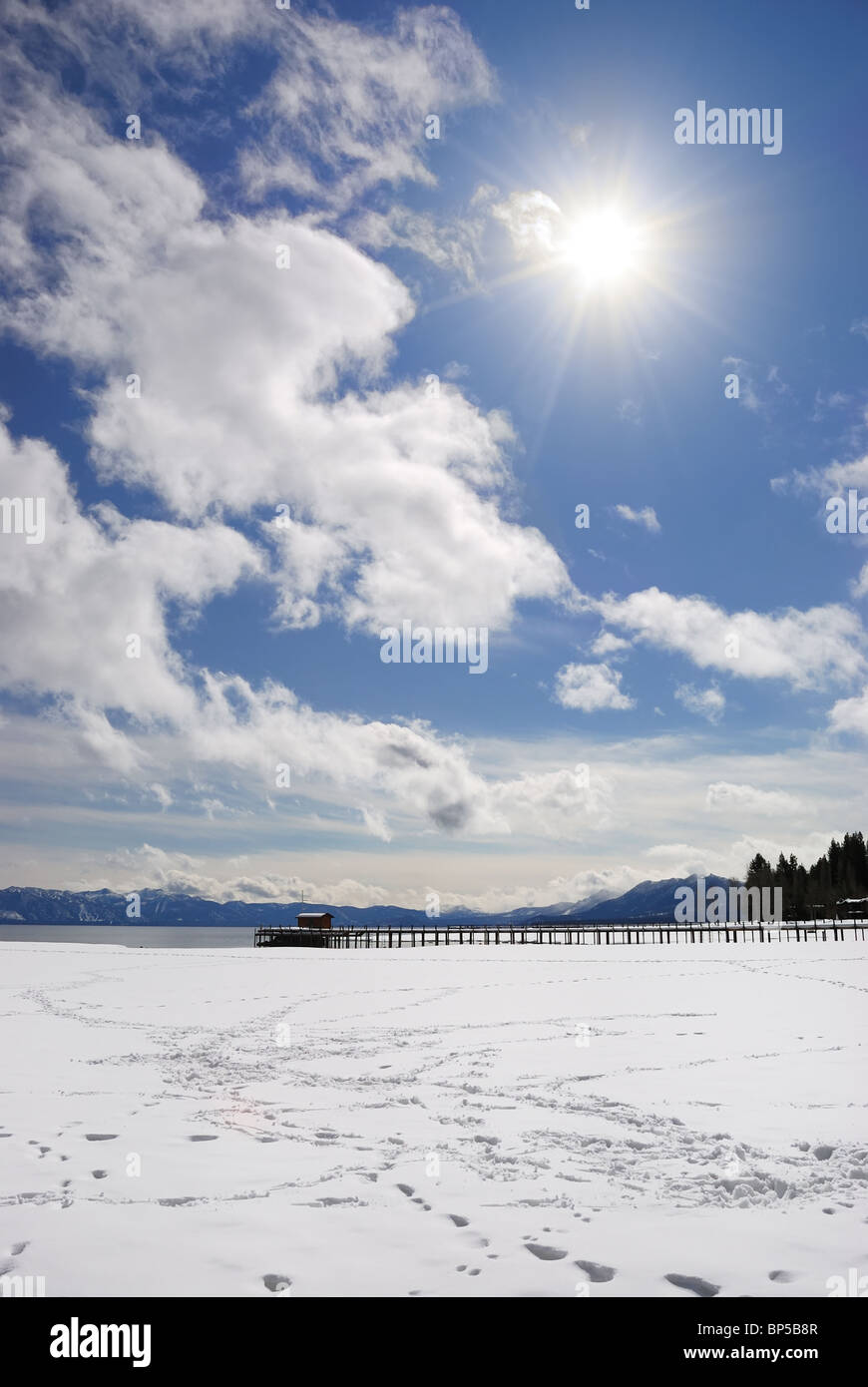Sonnigen Tag am Lake Tahoe im Winter. Stockfoto