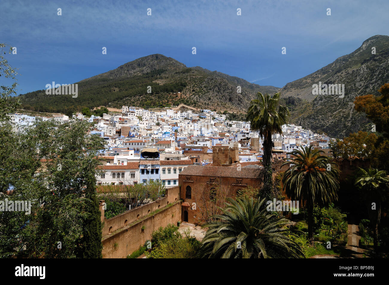 Panoramablick über die marokkanische Stadt Chefchaouen von der Kasbah, Rif Mountains, Marokko Stockfoto