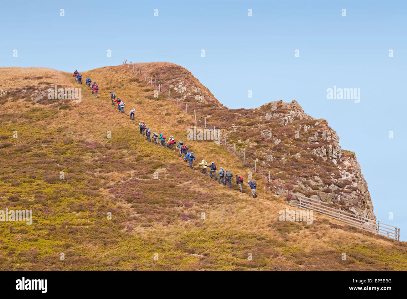 Ein Wandern Club Klettern Craig Rossie in der Nähe von Auchterarder Stockfoto