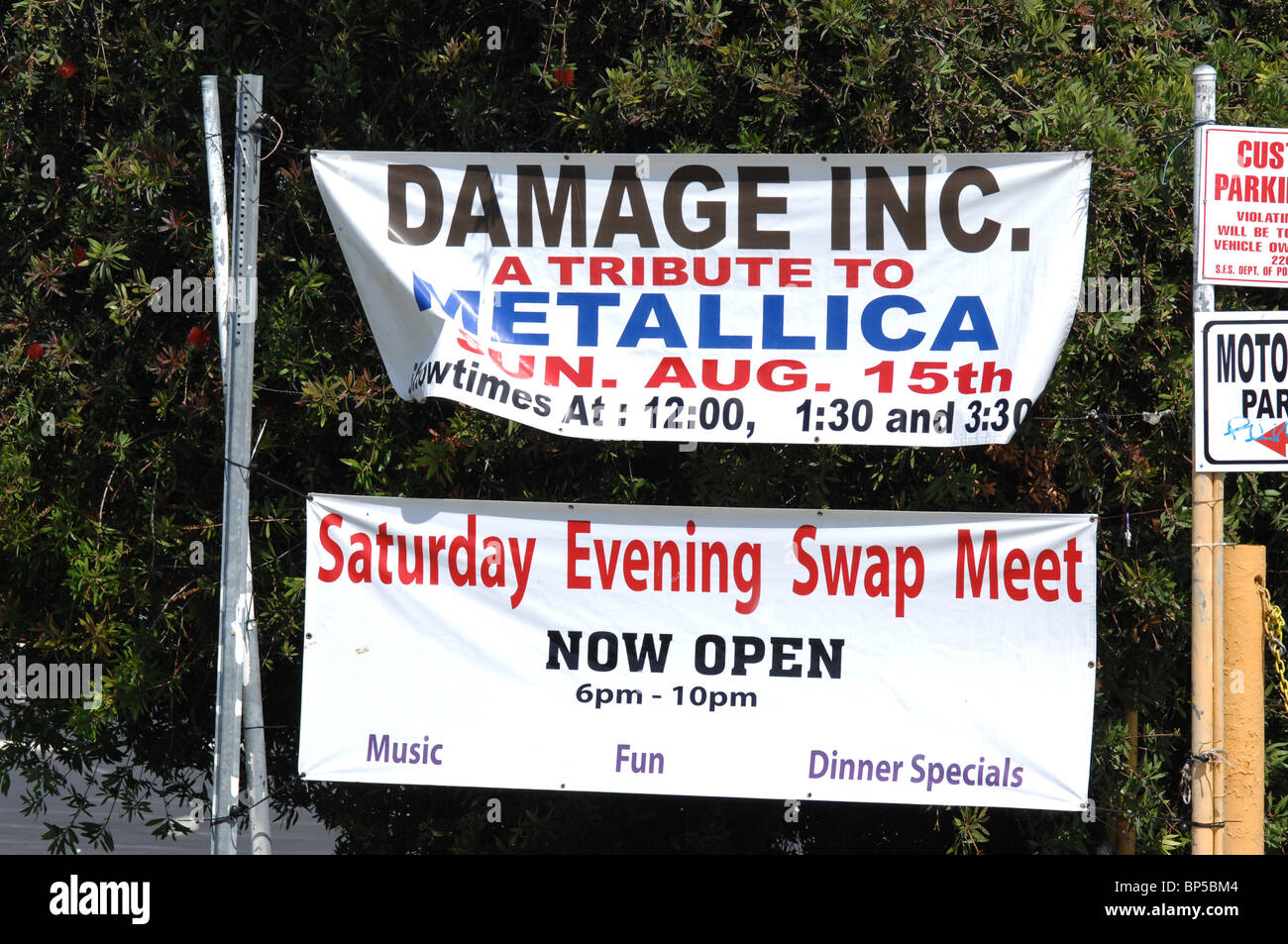 Eine Tauschbörse Veranstaltung zieht Käufer durch die Veranstaltung einer Tribute-Band zu Rocker Metallica. Stockfoto