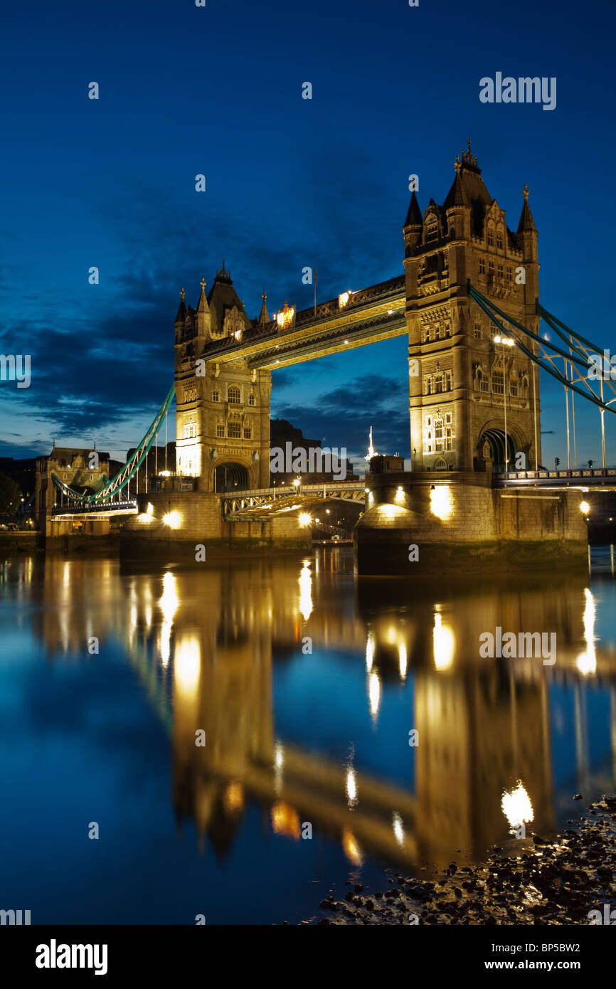 Tower Bridge in der Themse spiegelt sich im Morgengrauen, London, Uk Stockfoto