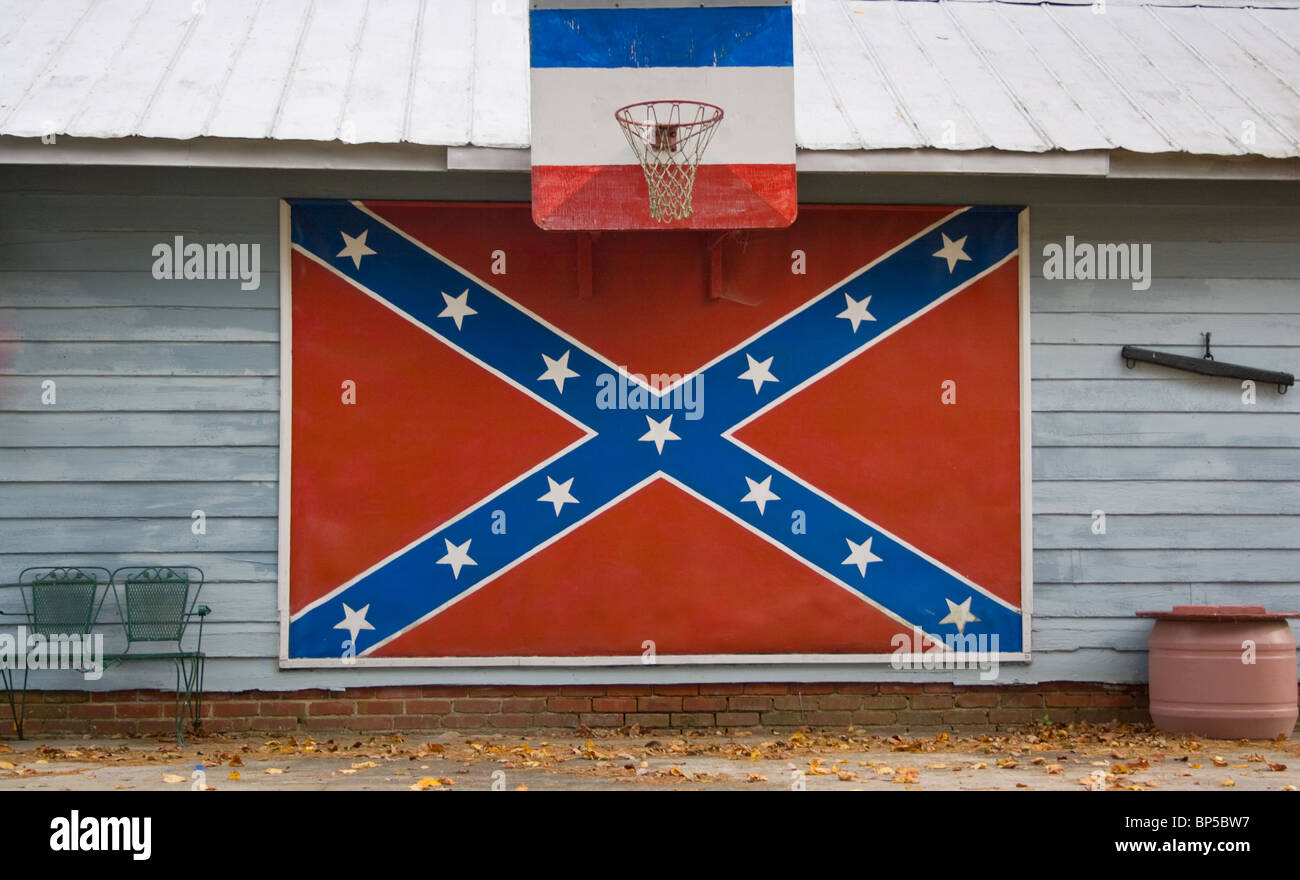Eine Flagge der Konföderierten auf einem Haus in Bear Grass, North Carolina, spiegelt das regionale Erbe und die anhaltende historische Debatte wider. Stockfoto