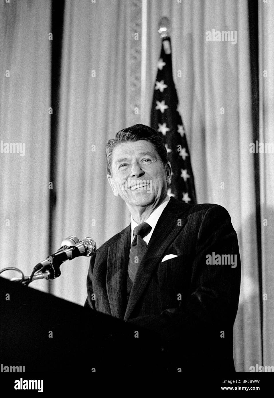Präsident Ronald Reagan bei Pressekonferenz in San Francisco, Kalifornien, 9. Mai 1980. Stockfoto