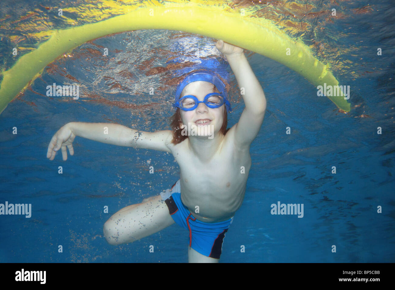 Unterwasser Foto eines Jungen schwimmen und spielen Stockfoto