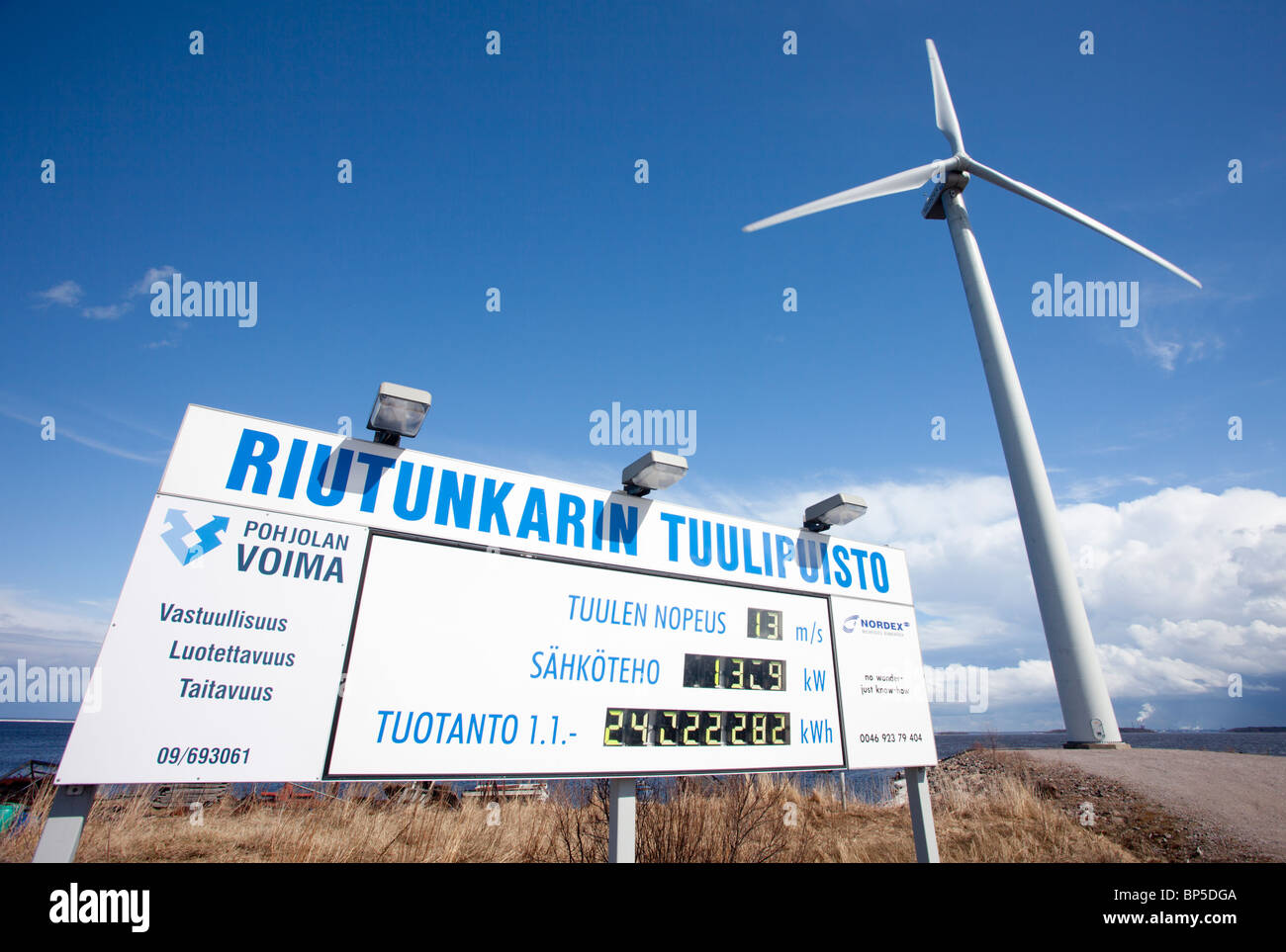 Riutunkari Wind Farm Informationstafel erzählt die Produktionszahlen in Echtzeit Strom und Windturbine, Finnland Stockfoto