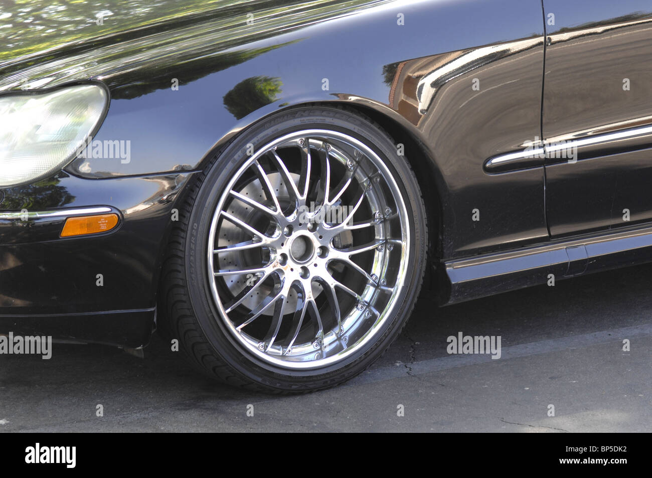 Benutzerdefinierte Felgen und Reifen auf ein Luxus-Auto. Stockfoto