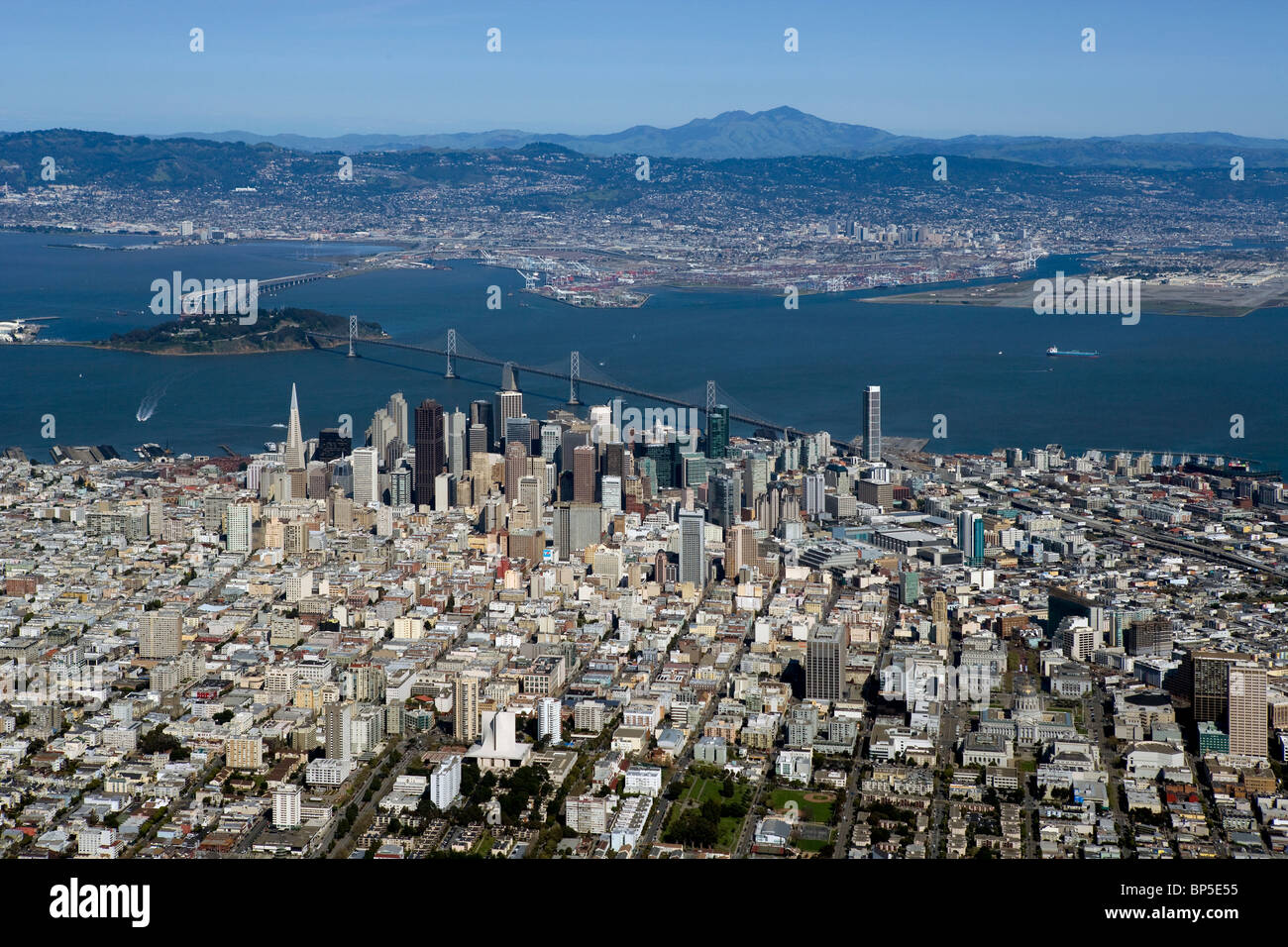 Luftaufnahme über San Francisco Richtung Bay Bridge Oakland Mount Diablo Kalifornien Stockfoto