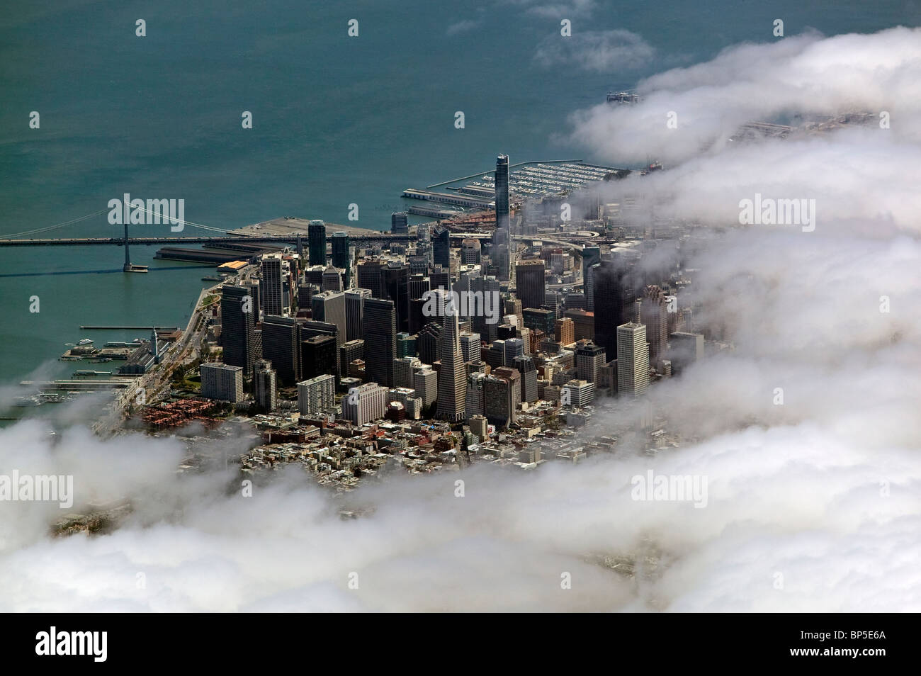 Luftaufnahme über dem Nebel San Francisco Kalifornien Stockfoto
