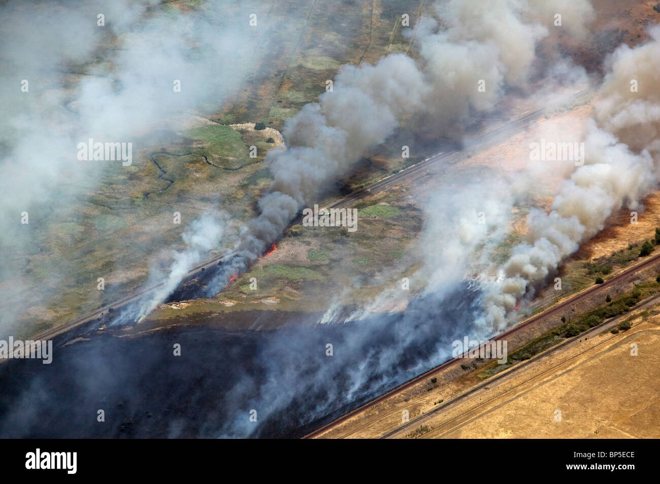 Luftaufnahme über Rauch Rasen Feuer Eisenbahn Linien Nordkalifornien Stockfoto