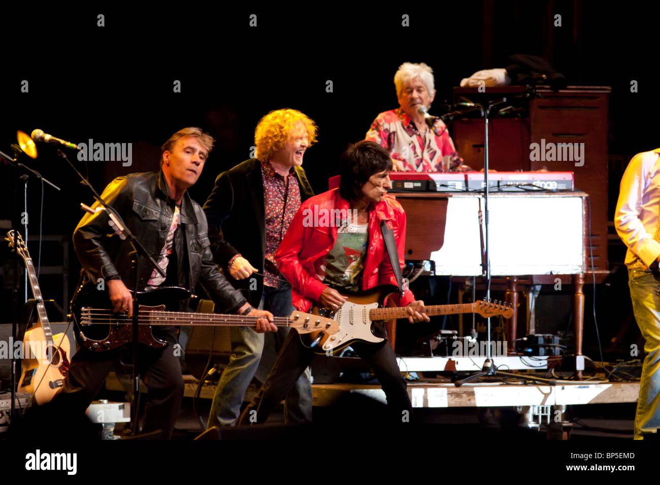 Höchstleistungen Sie Glen Matlock, Mick Hucknall, Ronnie Wood und Ian McLagan The Faces in Goodwood, Jahrgang 2010 Stockfoto