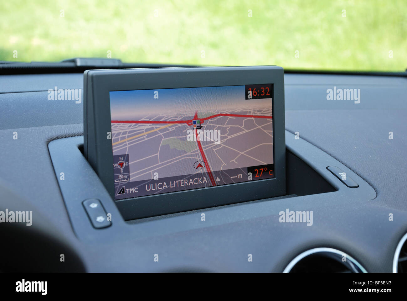 Sat Nav, Satelliten-Navigationssystem, Farbe LCD-Display, GPS (Peugeot 308  SW - französischen kompakten Kombi) gefaltet Stockfotografie - Alamy