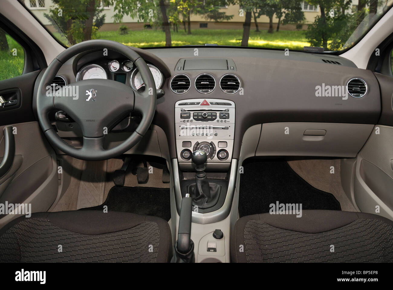Peugeot 308 Sw 1 6 Hdi Meine 10 Dunkel Blau Metallic Franzosische Beliebte Untere Mittlere Klasse Auto Segment C Dashboard Cockpit Stockfotografie Alamy