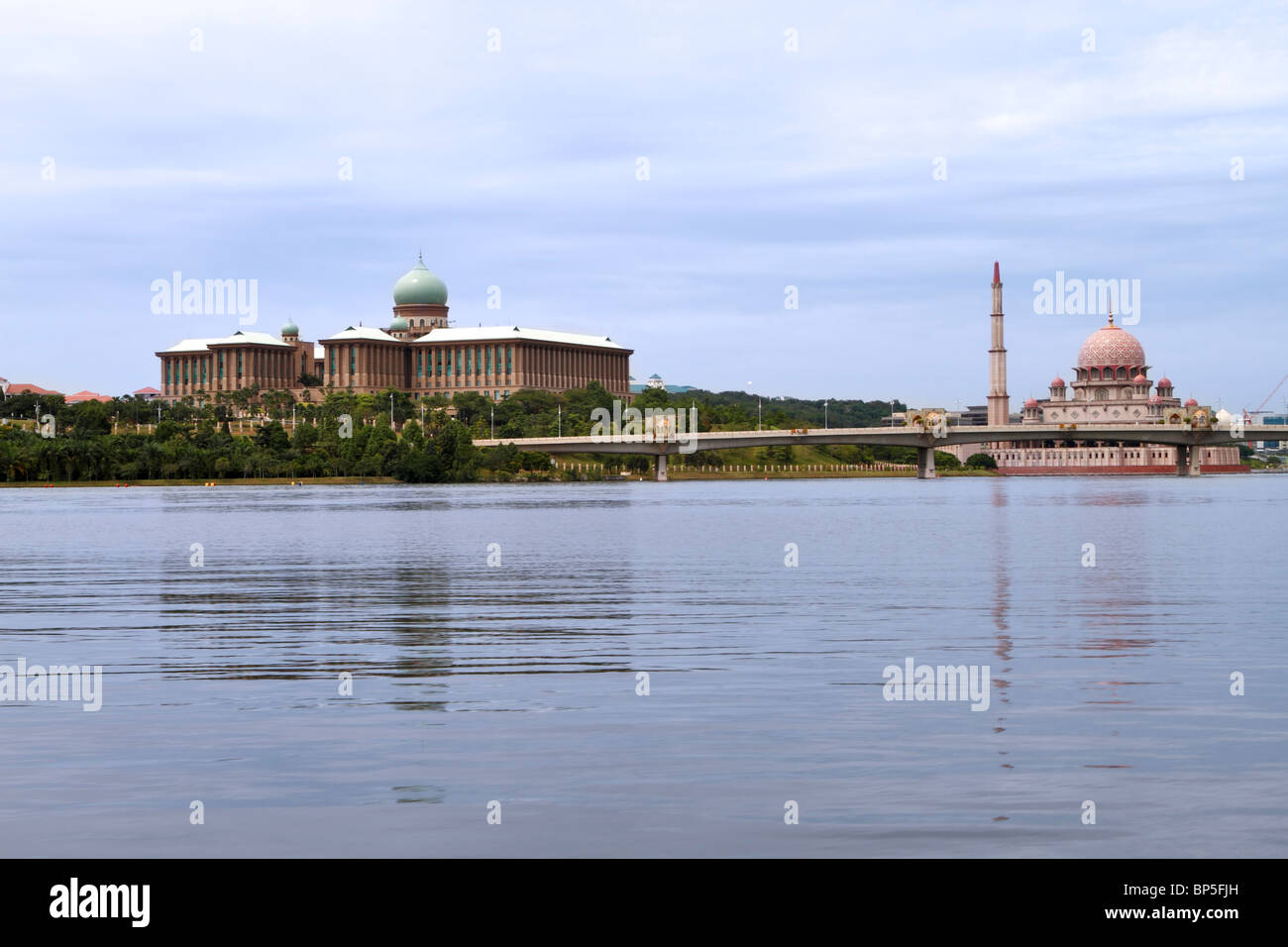 Putrajaya mit Putra Moschee und Amt des Premierministers. Die rosa und grünen Kuppeln spiegeln sich in den Gewässern des Sees. Stockfoto
