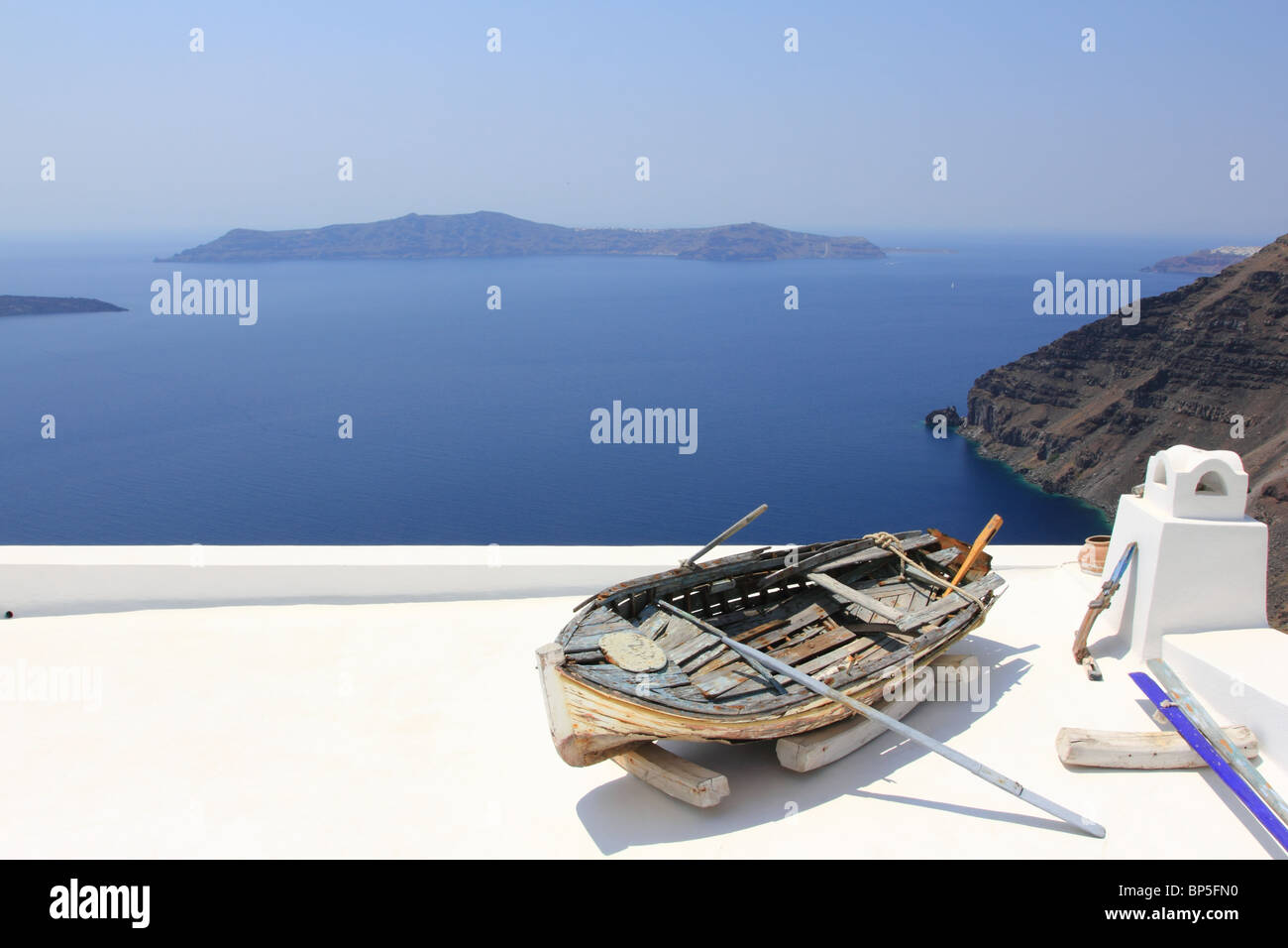 Altes Boot auf dem Meer Hintergrund in Fira Stockfoto