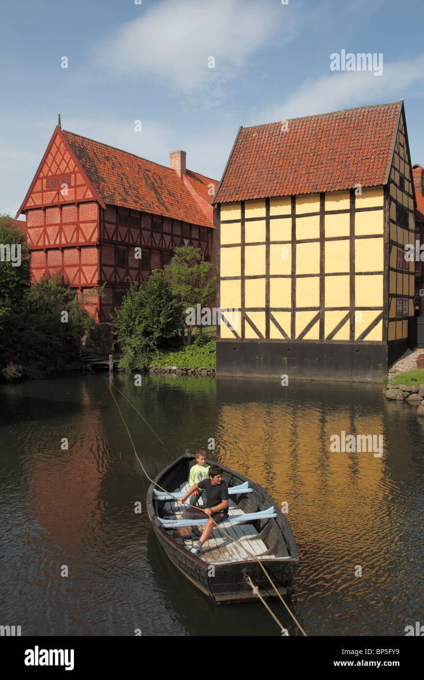 Dänemark, Jütland, Arhus, Den Gamle Museum, Kinder in einem Boot, Stockfoto