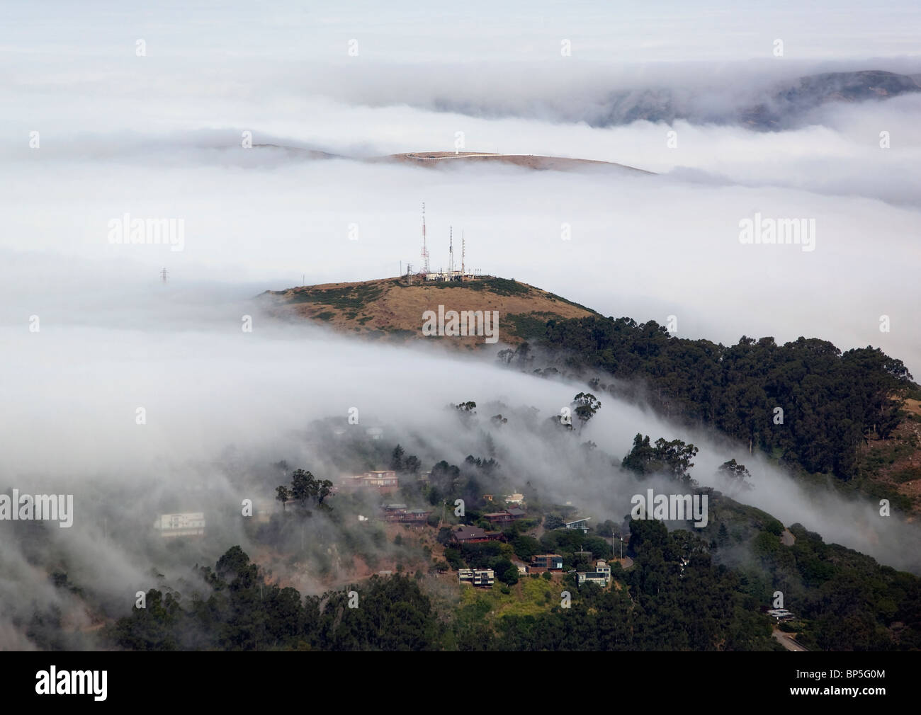 Luftbild oben Nebel Marin Headlands nahe Sausalito, Kalifornien Stockfoto