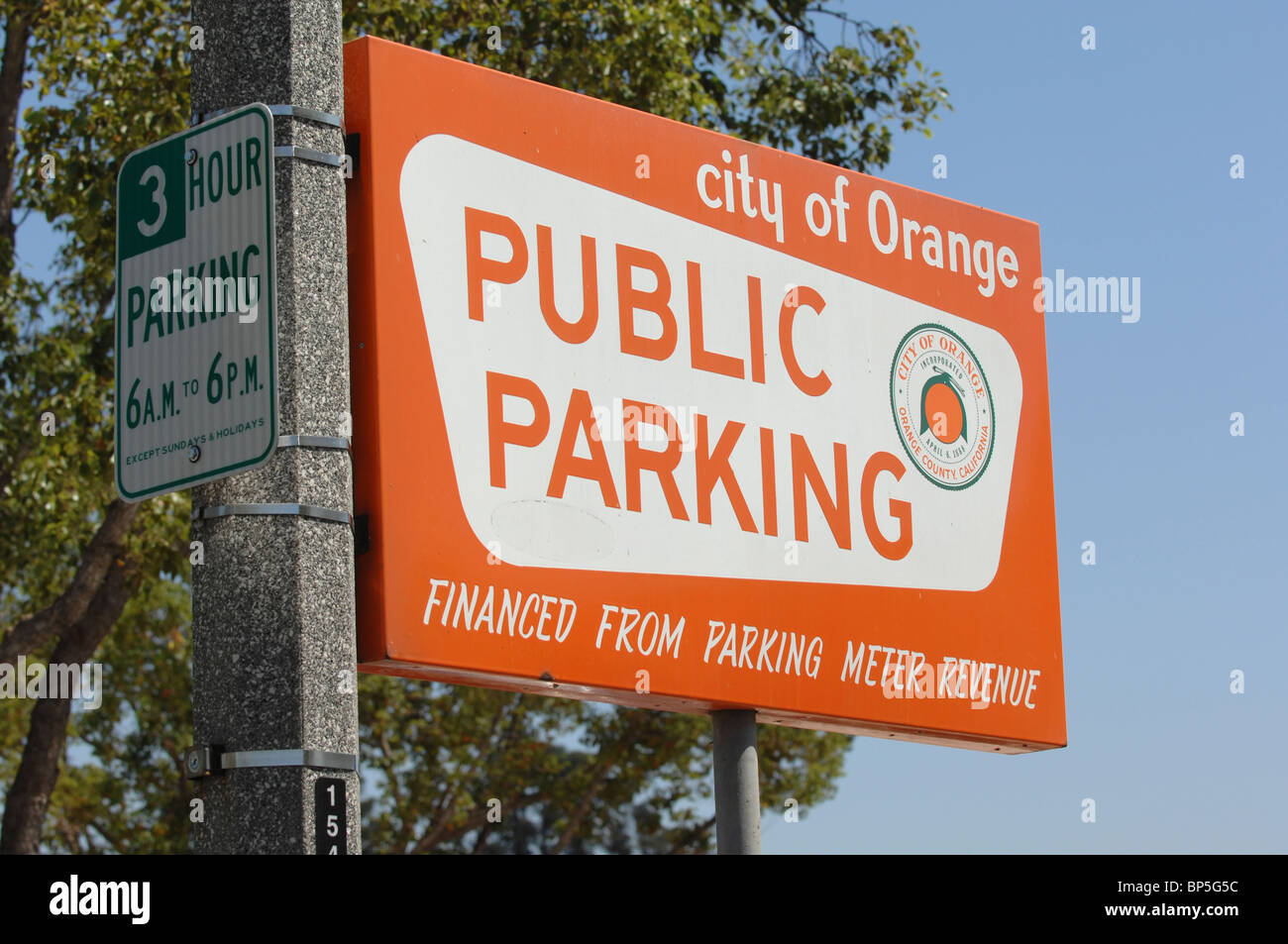 Öffentliche Parkplätze in der Stadt Orange, ca Stockfoto