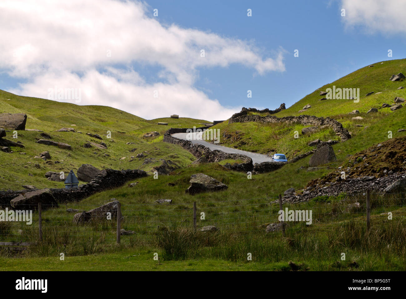 Der Gipfel des Kirkstone Pass, Cumbria. Die steilen Serpentinen erklimmt den höchsten Pass im Lake District. Stockfoto