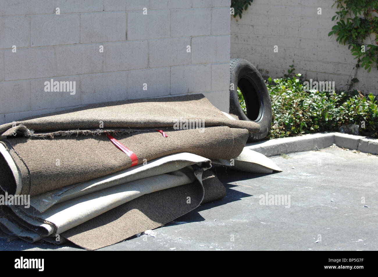 Teppich und Reifen geworfen hinter einem Gebäude in der Nähe von den Büros der US-Vertreter Ed Royce in Orange, Kalifornien. Stockfoto