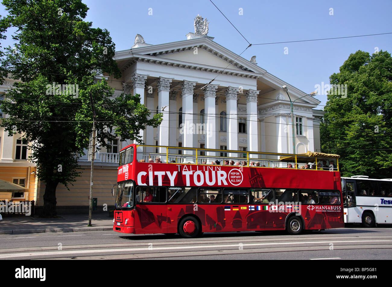 City-Tour-Bus und Russisches Kulturzentrum, bloße Puiestee, Tallinn, Harjumaa, Estland Stockfoto