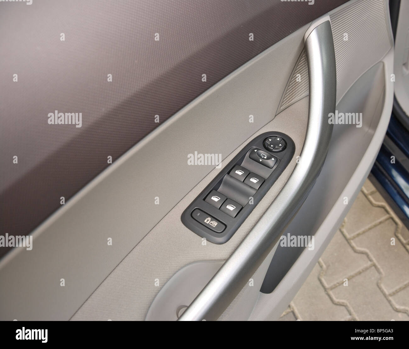 Türverkleidung, Türgriff und elektrische Fensterheber (Fensterheber) und  Spiegel-Einstelltasten (Peugeot 308 SW Stockfotografie - Alamy